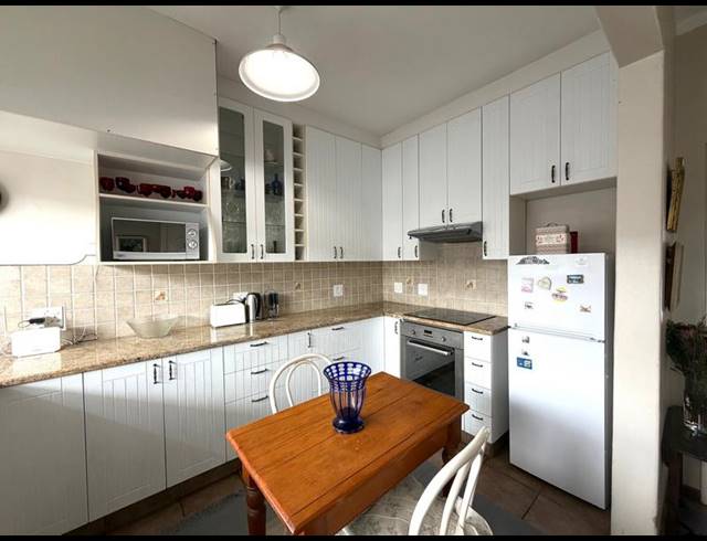 2 BEDROOM PROPERTY TO RENT IN FISH HOEK